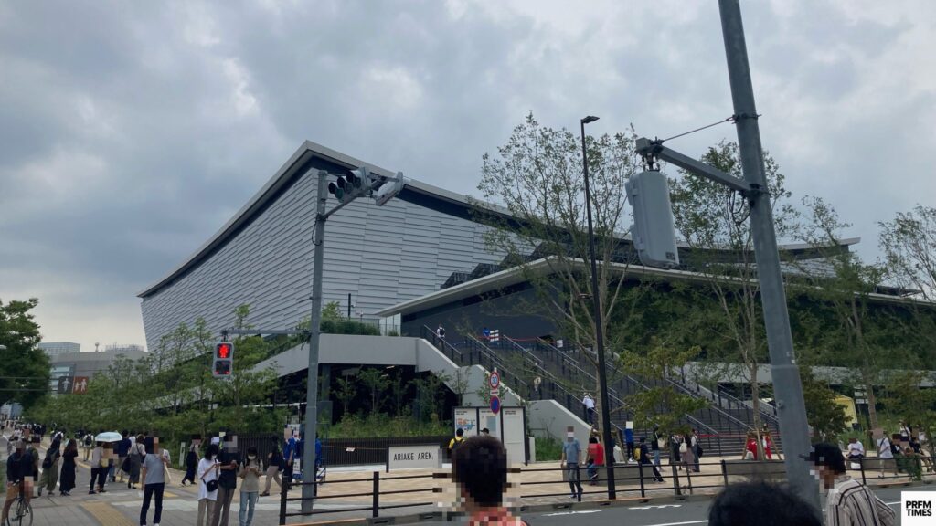 有明アリーナの外観。会場から最寄り駅へ向かう歩道と人の流れ