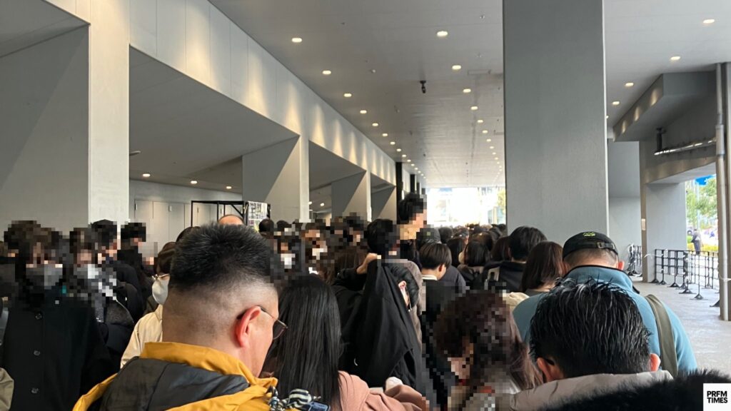 ライブ物販の待機列。同じ場所に立ったまま進む長い行列