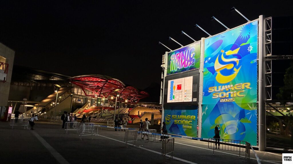 夜の幕張メッセ外観。SUMMER SONIC 2025の看板が掲げられている